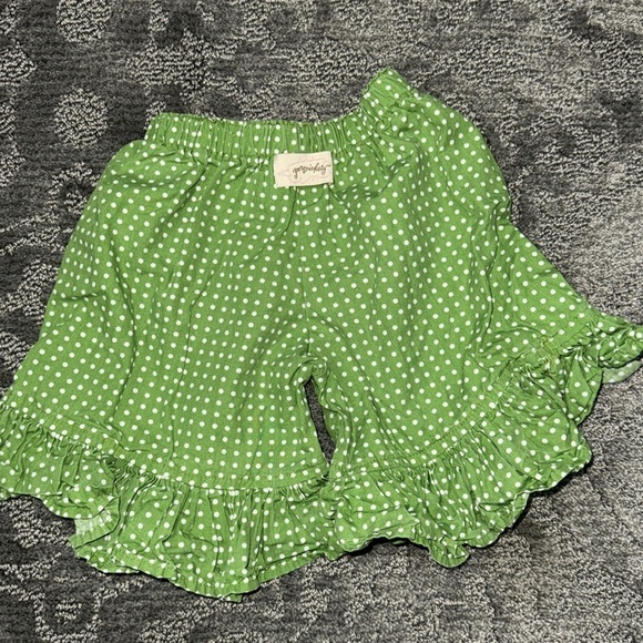 •Persnickety ruffle shorts• - Picture 2 of 3